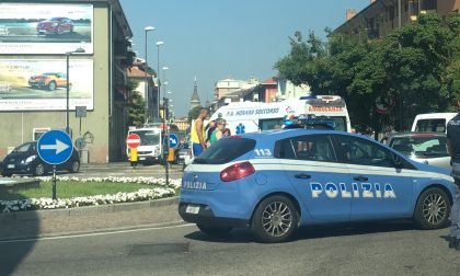 Scontro auto e bici alla rotonda di via XXV Aprile