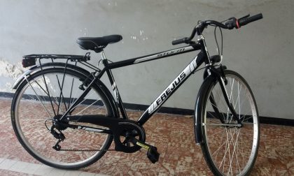 Smontano e rubano una bicicletta