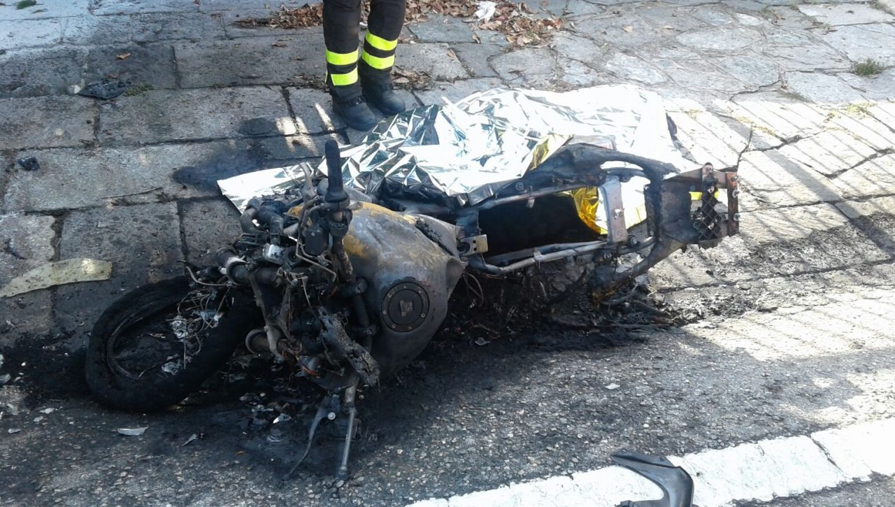 Terribile incidente a Lesa: morto motociclista