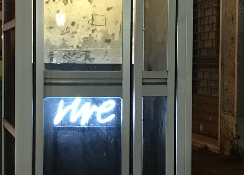 Vandali contro l’opera d’arte