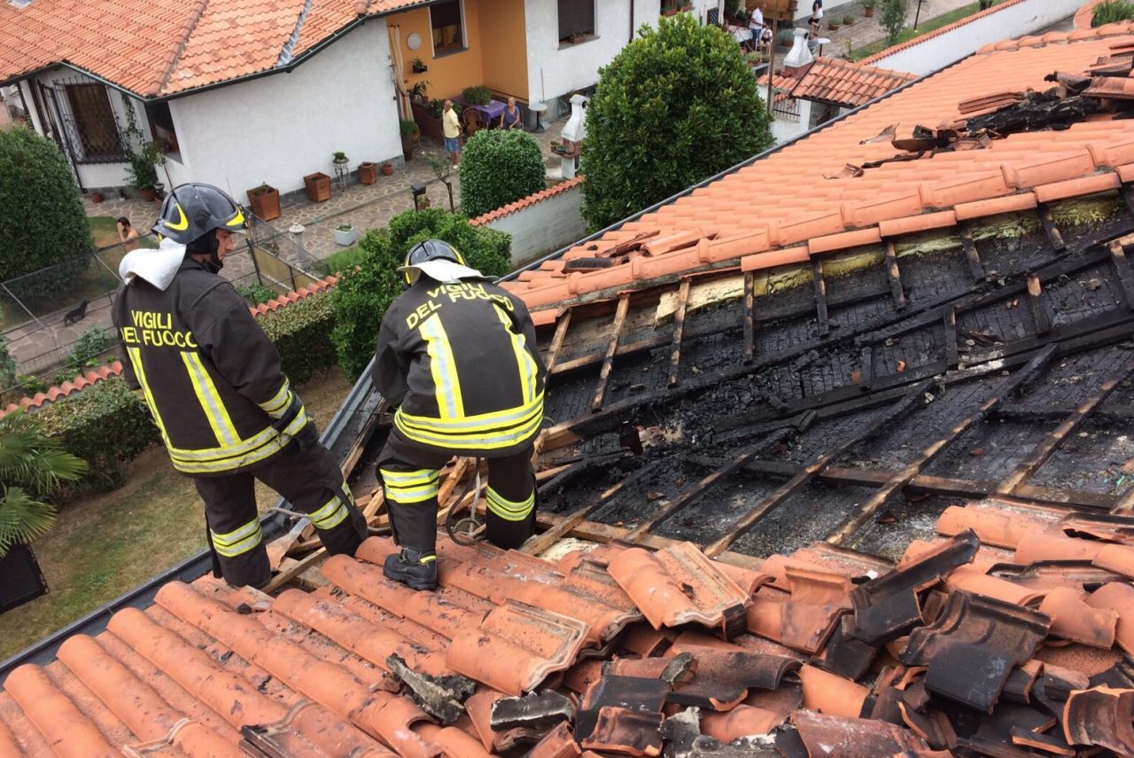 Varallo Pombia: incendio devasta il tetto di una casa