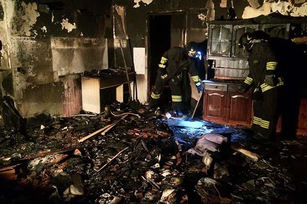 A fuoco una cucina in una casa di Oleggio
