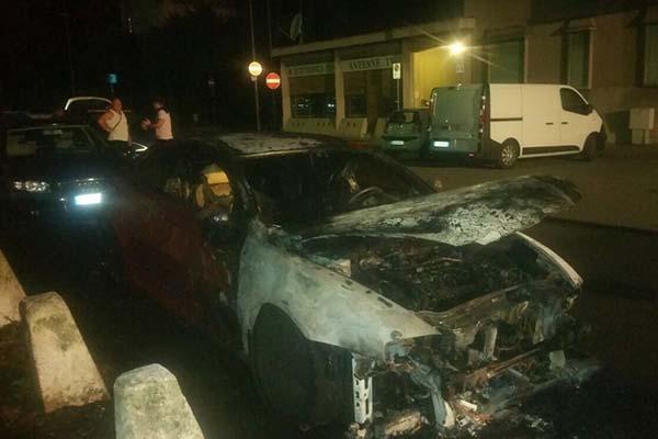 Auto a fuoco in via S. Adalgiso