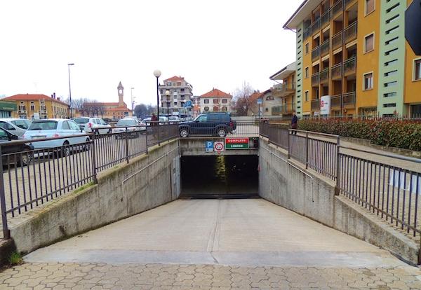 Borgomanero, il Comune chiude anche il parcheggio “Le Mura”