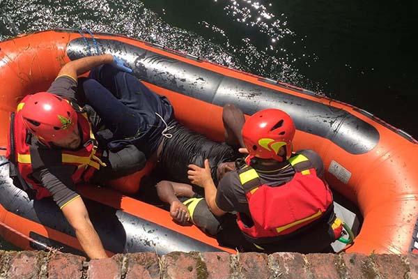 Cade nel canale Langosco, salvato dai vigili del fuoco