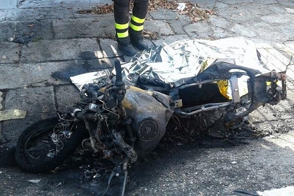 Centauro perde la vita a Lesa: esce di strada e la moto si incendia