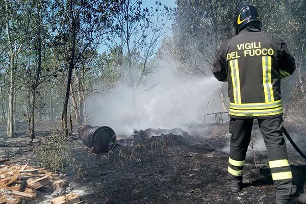 Cerano, incendio sterpaglie e materiale vario