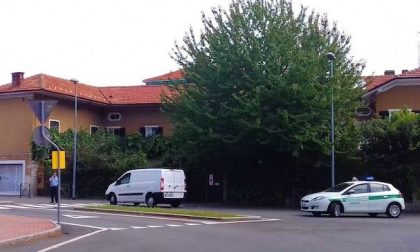 Furgoncino urta un'anziana di fronte al parcheggio delle scuole elementari