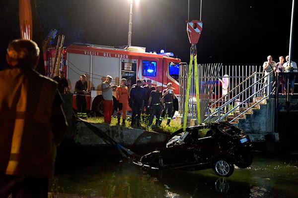 Giovane muore annegata nella sua auto