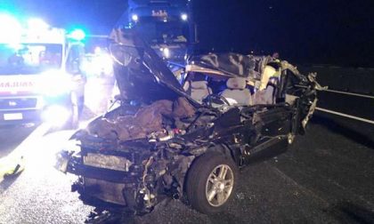 Incidente tra auto e tir, due feriti