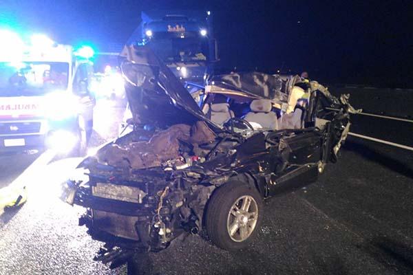 Incidente tra auto e tir, due feriti