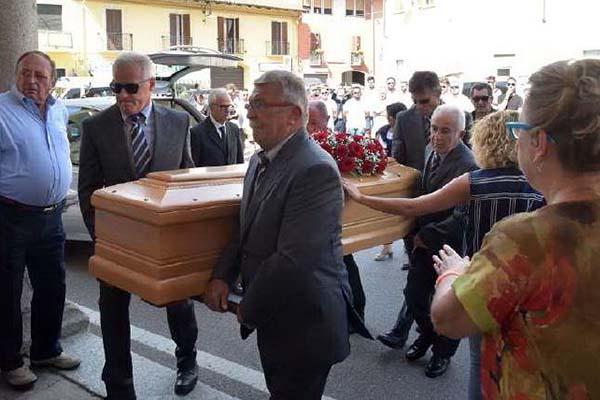 L’ultimo saluto a Valentina, la mamma morta nel canale