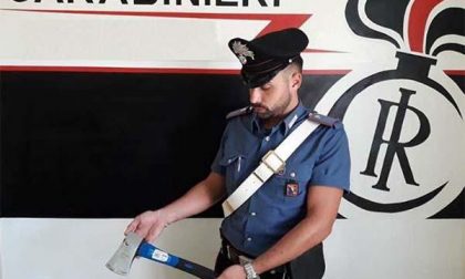 Minaccia il vicino con un'accetta, denunciato 60enne