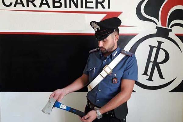 Minaccia il vicino con un’accetta, denunciato 60enne