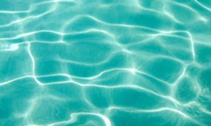 Si sente male in piscina, salvato dal defibrillatore