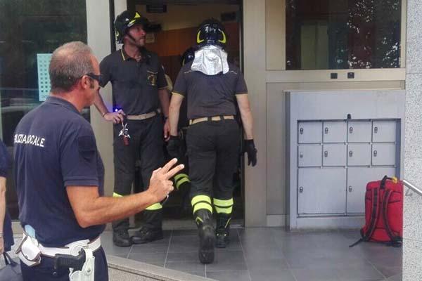 Resta bloccata al tornello della banca chiusa, liberata dai Vigili del fuoco