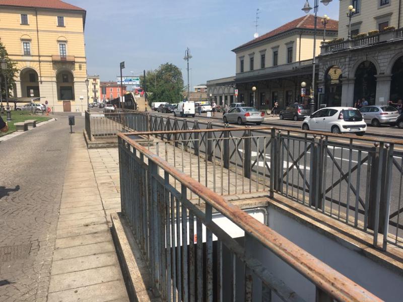 Rimosse le bici abbandonate in piazza Garibaldi (FOTOGALLERY)