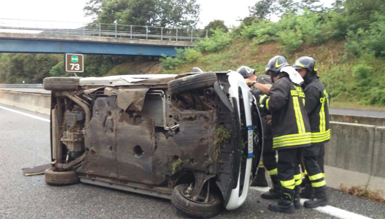 Arona A26: si ribalta un’auto