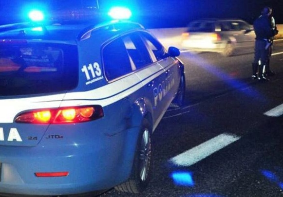 Alla vista della polizia scappano nei campi