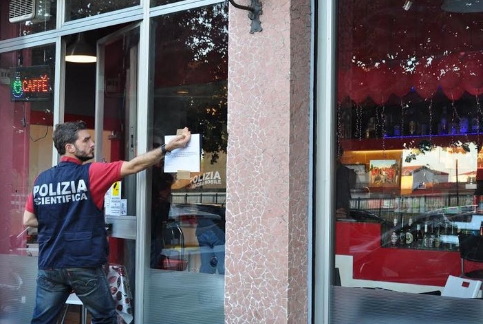 Altro bar chiuso: aggredito anche un poliziotto