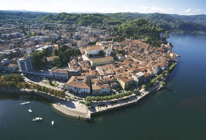 Tutti vogliono Arona: boom del mercato immobiliare
