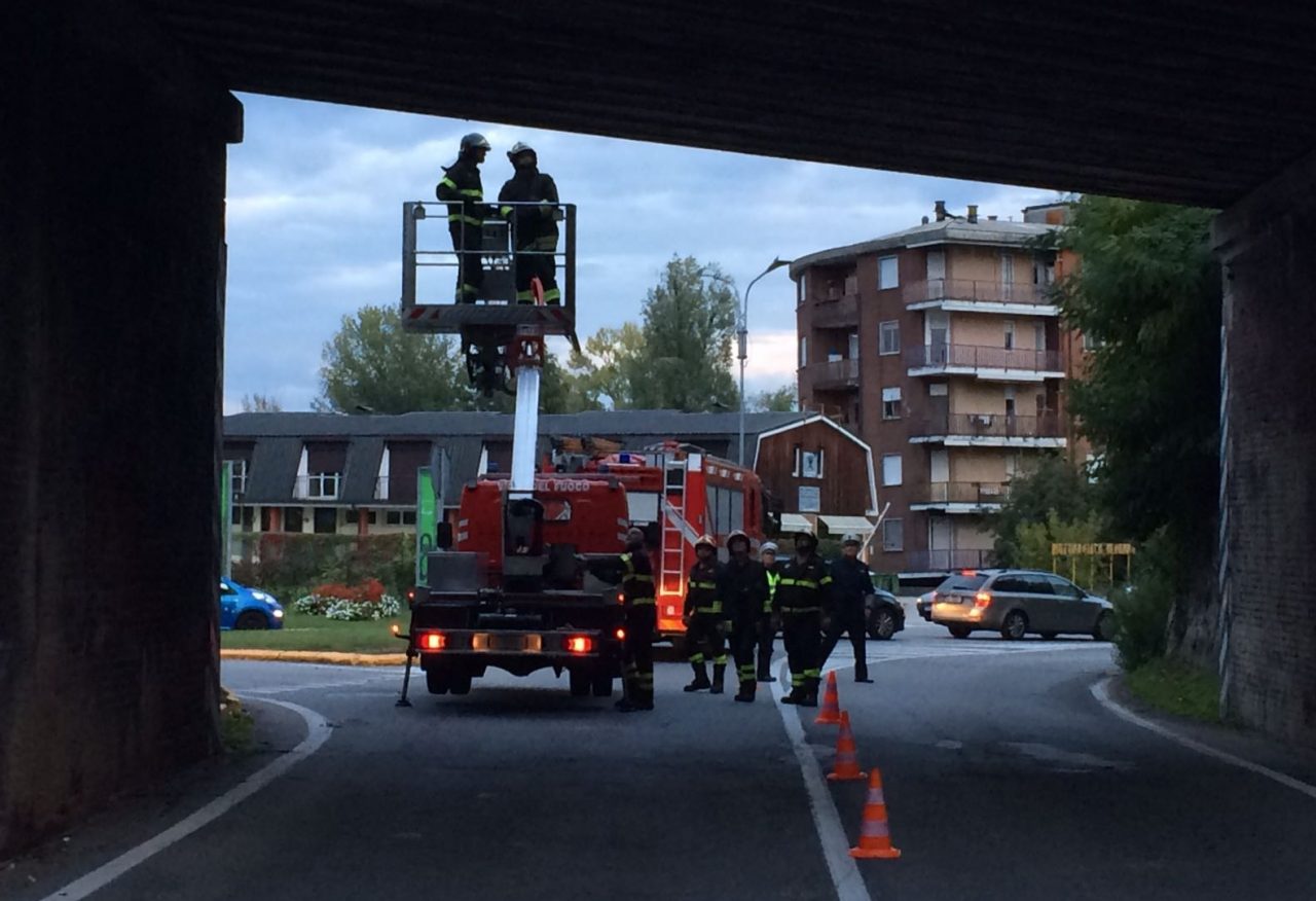 Arona: cadono calcinacci dal cavalcavia ferroviario