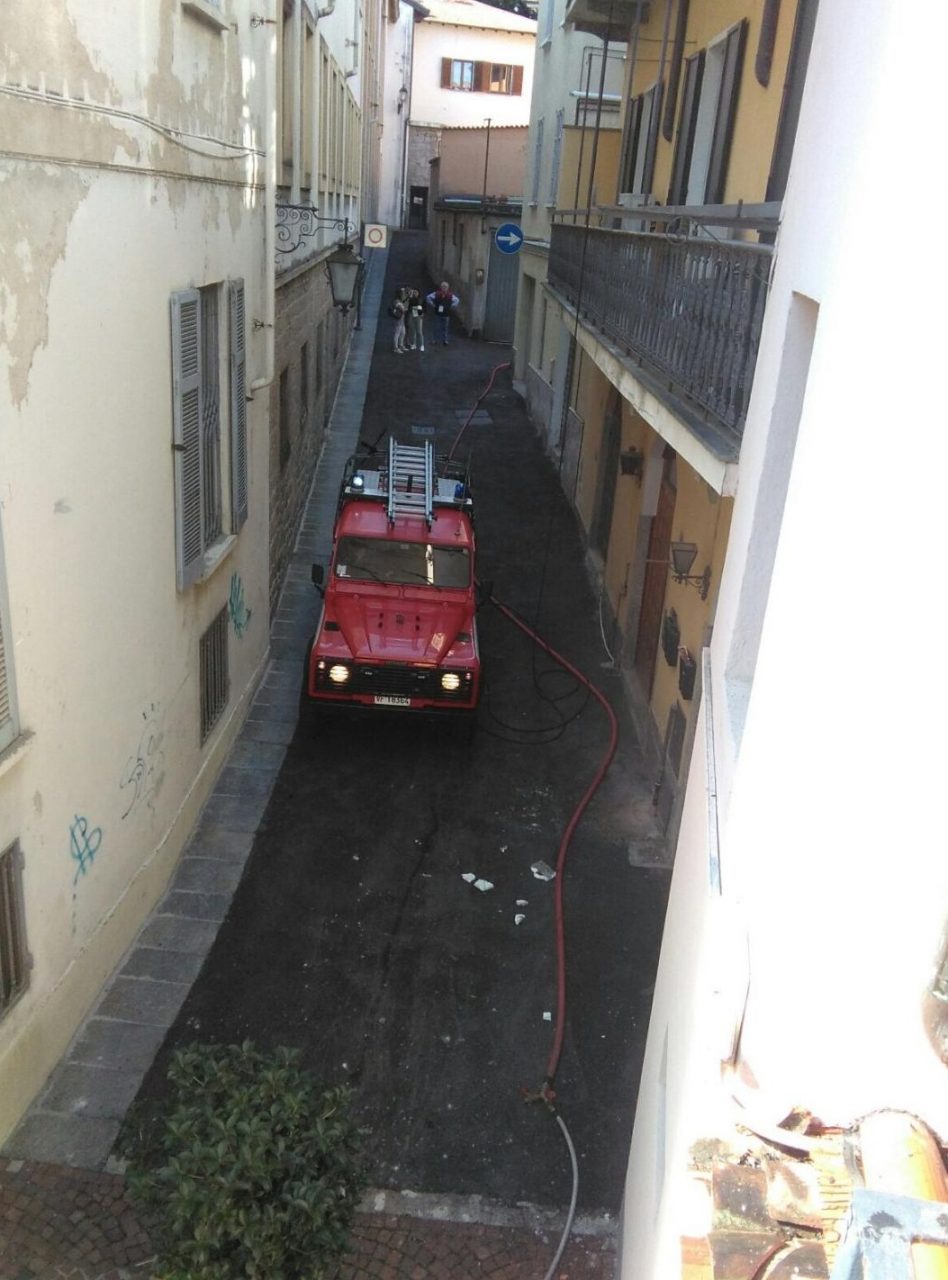 Arona: in fiamme un tetto del centro storico