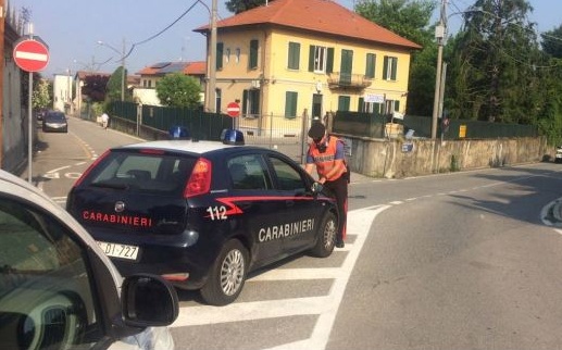 Aronese ubriaco molesta i clienti del bar Jocker di Varallo Pombia