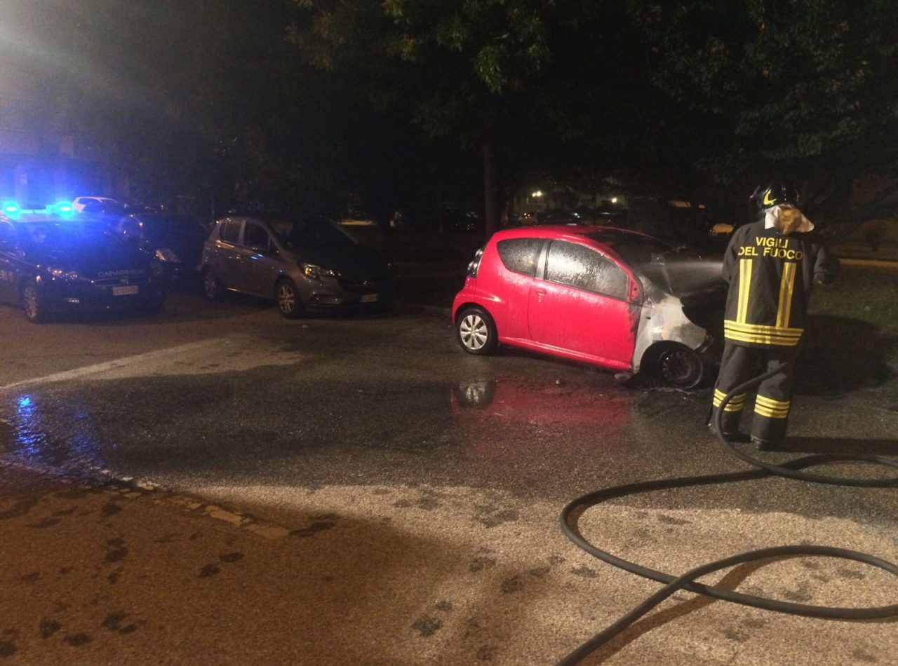 Auto prende fuoco in via Papa Giovanni