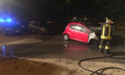 Auto prende fuoco in via Papa Giovanni
