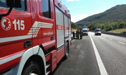 Camion si incendia in A26: sul posto i pompieri