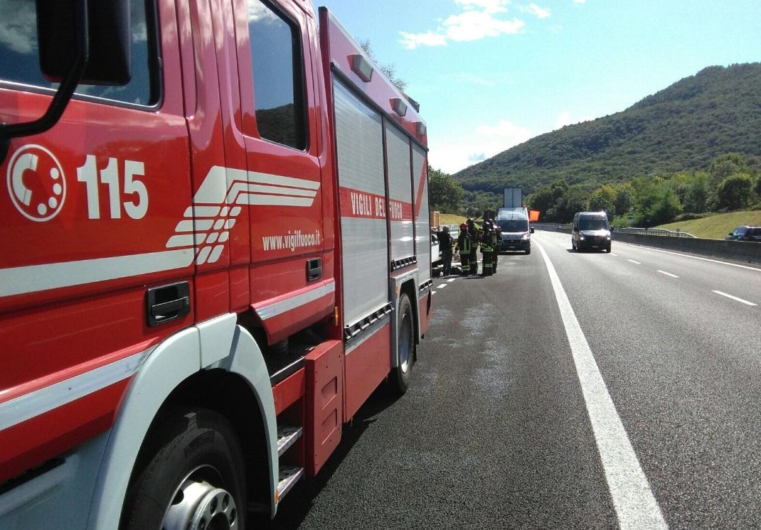 Camion si incendia in A26: sul posto i pompieri