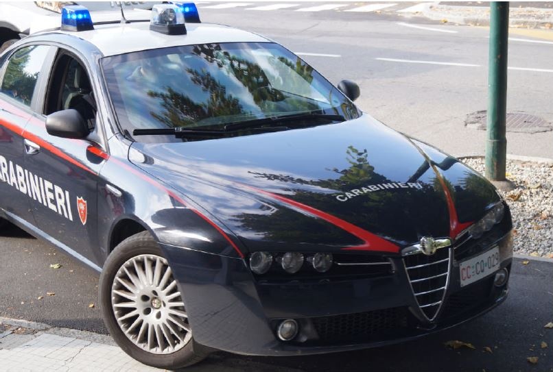 Castelletto: 22enne arrestato mentre rubava un’auto