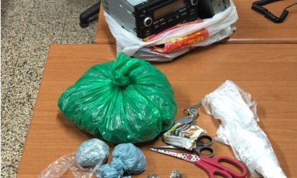 Cercano di buttare la marjuana dal balcone: arrestati