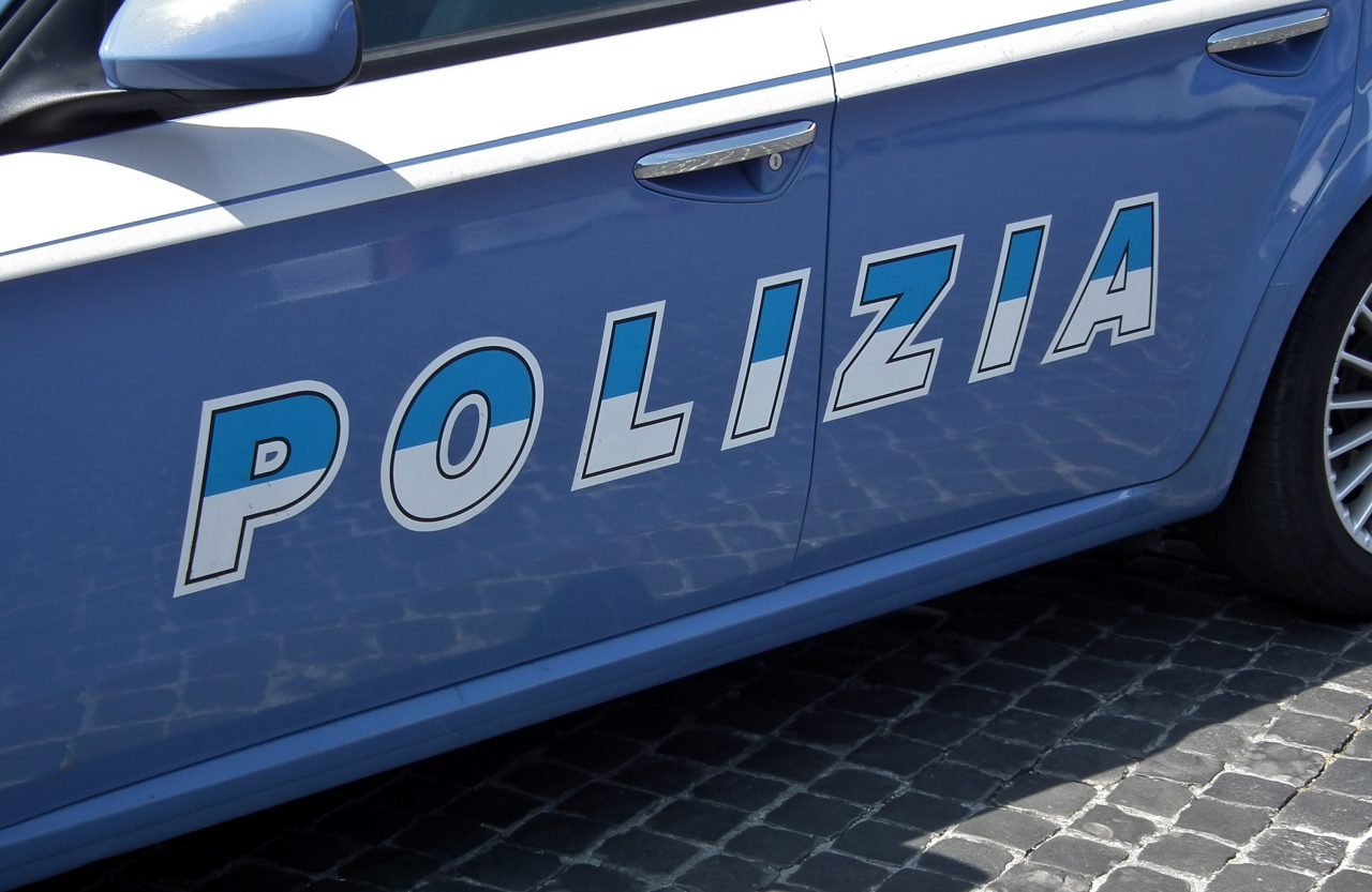 Con il trattore abbatte tre pali e non si ferma