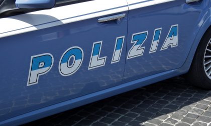 Con il trattore abbatte tre pali e non si ferma
