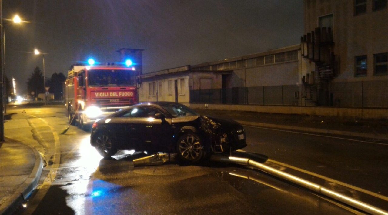 Coppia di 20enni si schianta contro un palo: illesi