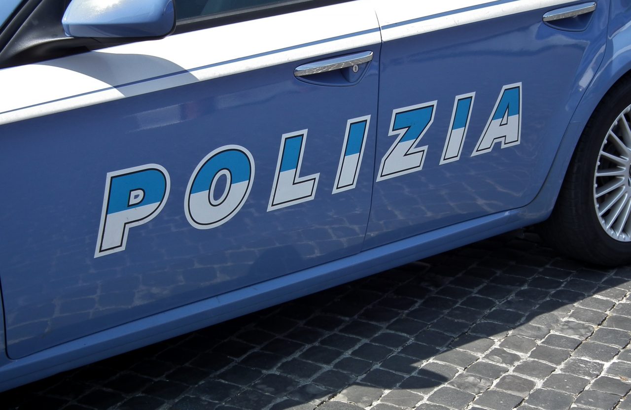 Fa un sorpasso azzardato e quasi sbatte contro la pattuglia