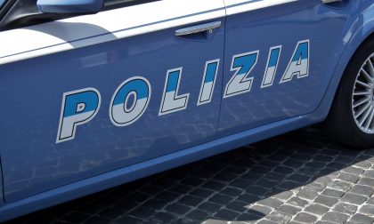 Fa un sorpasso azzardato e quasi sbatte contro la pattuglia