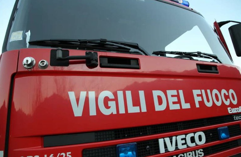 A Marano Ticino in fiamme una tettoia