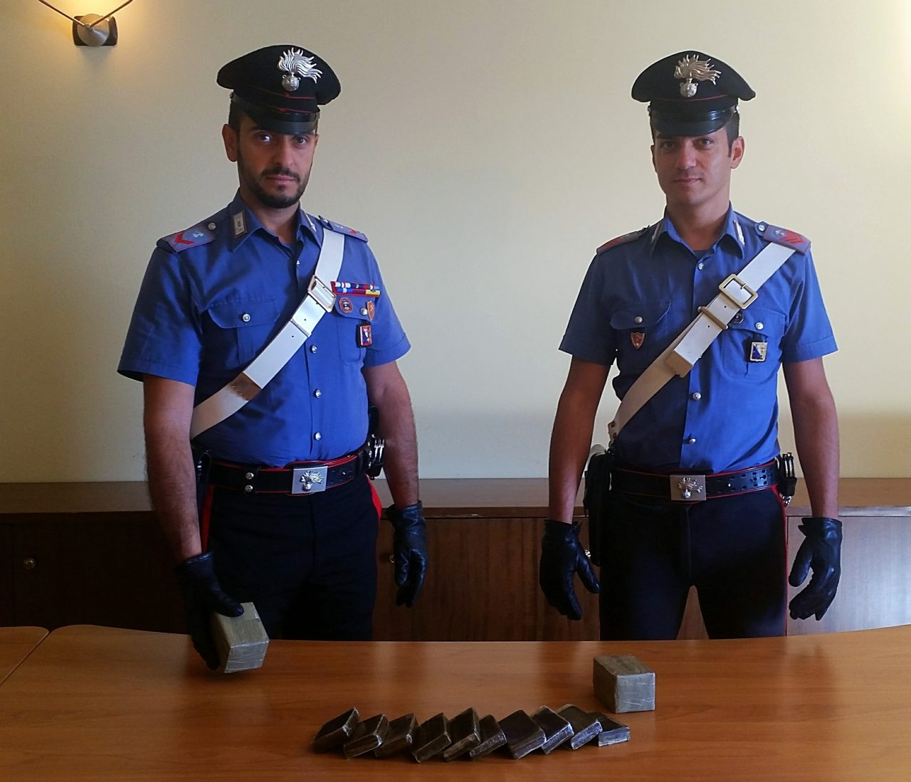 Gravellona: i carabinieri trovano 2 chili e mezzo di droga