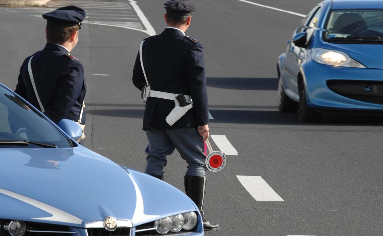 Guida camion alticcio, fermato a Paruzzaro: 709 euro di multa