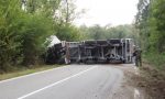 Il camion si ribalta sulla strada di Invorio