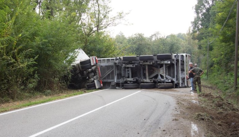 Il camion si ribalta sulla strada di Invorio