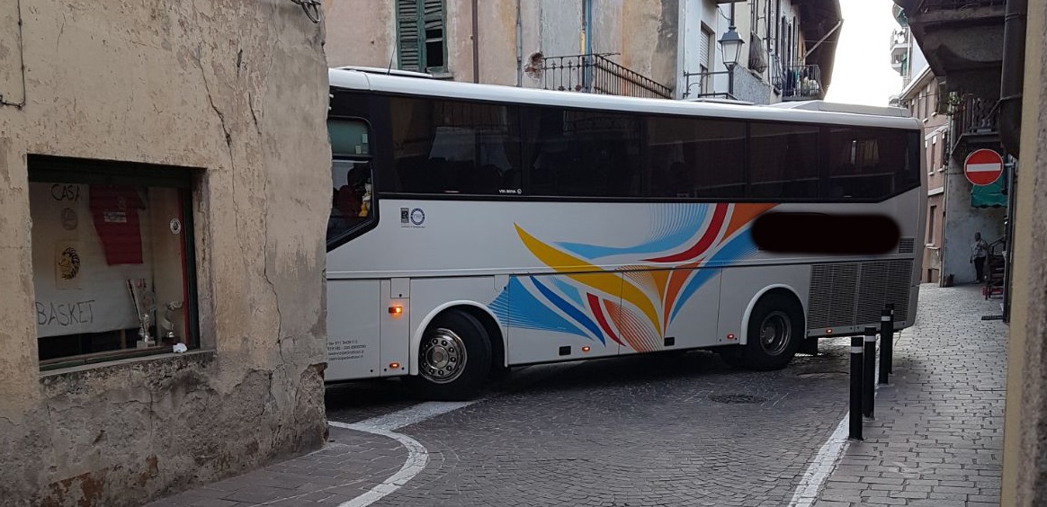 Il pullman resta intrappolato nel senso unico vietato