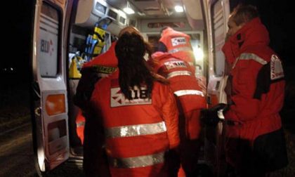 In scooter si schianta contro auto: ferito