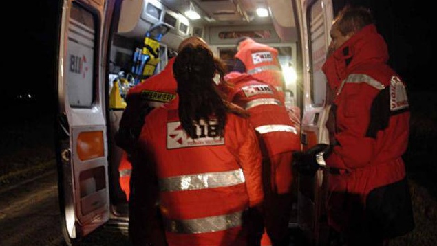 In scooter si schianta contro auto: ferito