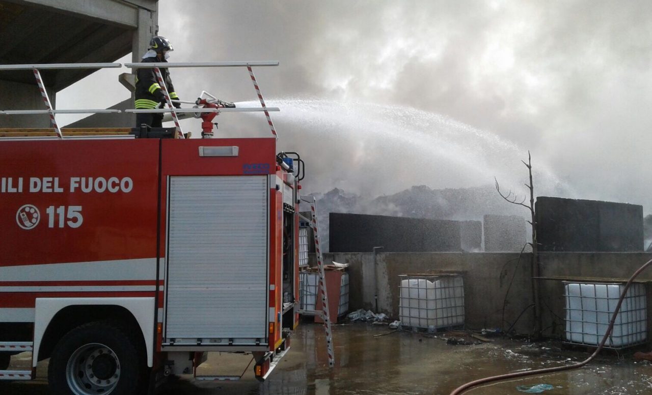 Incendio Mortara: il vento fa sentire la puzza anche a Novara