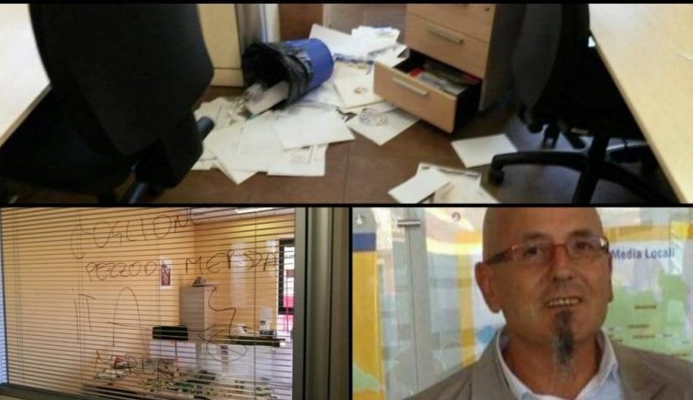 Incursione notturna nella redazione. Devastazione, minacce e scritte ingiuriose