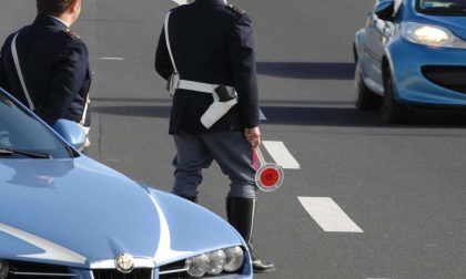 Inseguimento con schianto: tre fuggitivi ancora in fuga verso il centro città